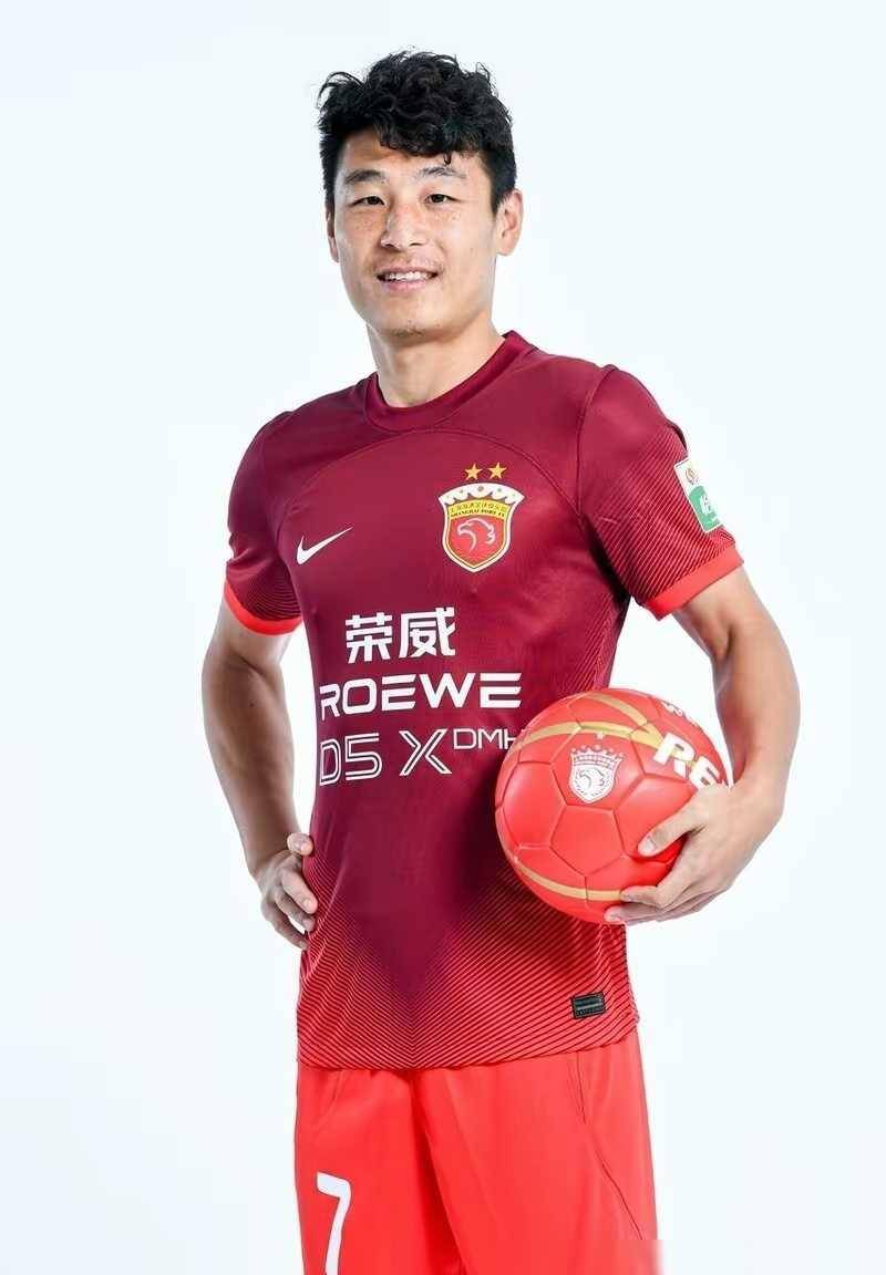 足球职业联赛备受瞩目，球员表现尽显风采的简单介绍