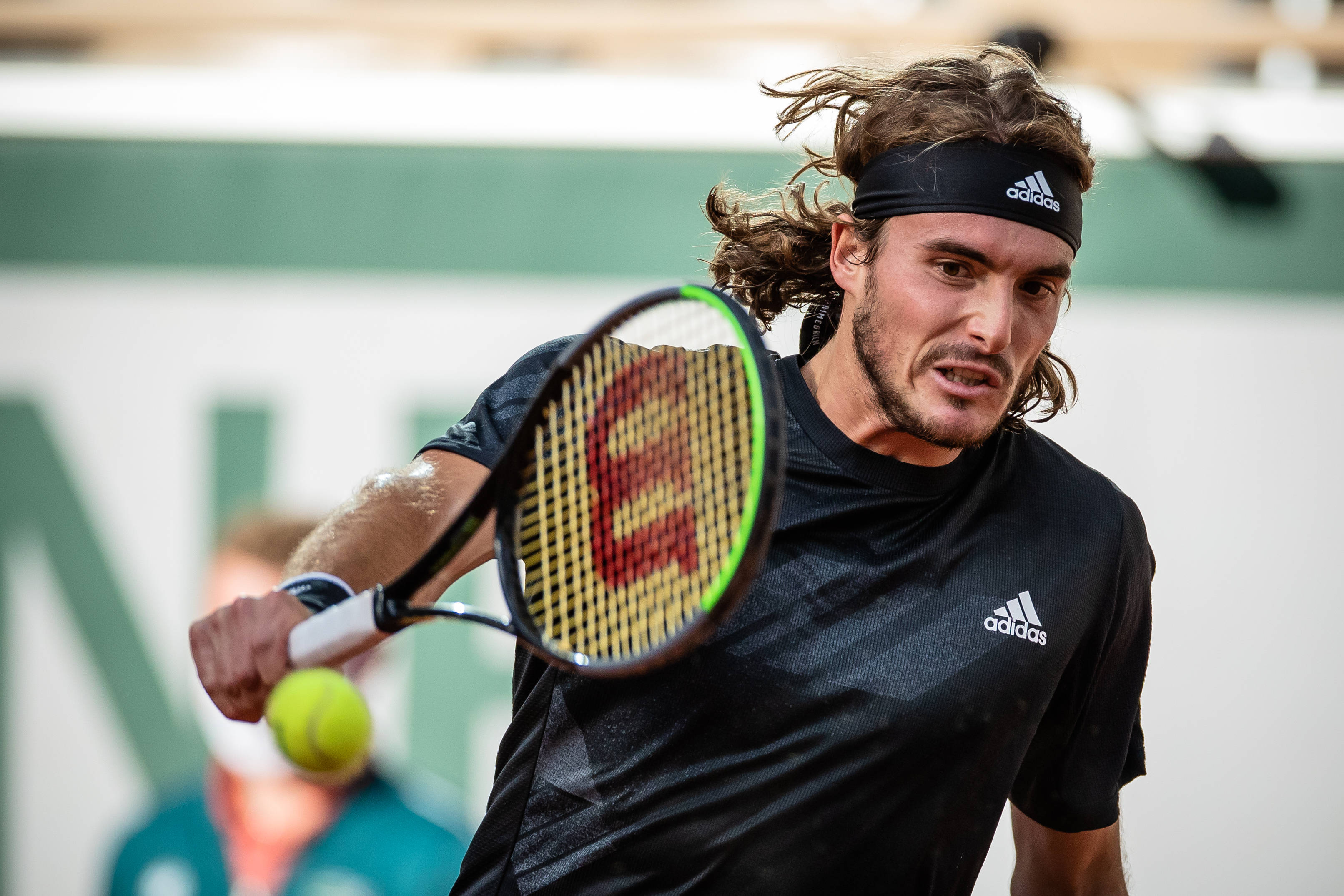 包含世界网球队横扫西班牙网球队，西西帕斯制霸全场的词条